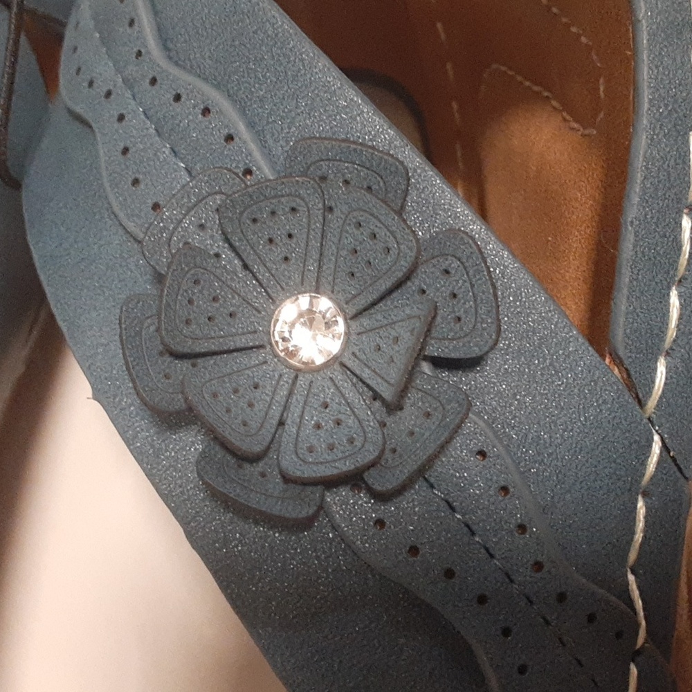 G.C. shoes. Blue sandals with flowers. New with tags. - Picture 4 of 12